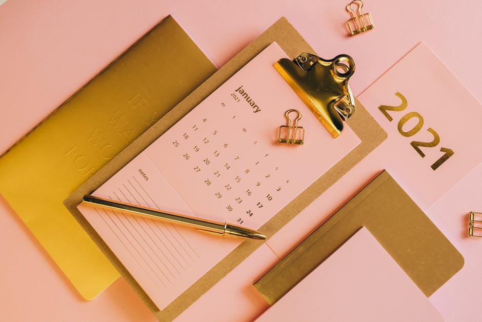 Agenda, calendrier et stylo doré
